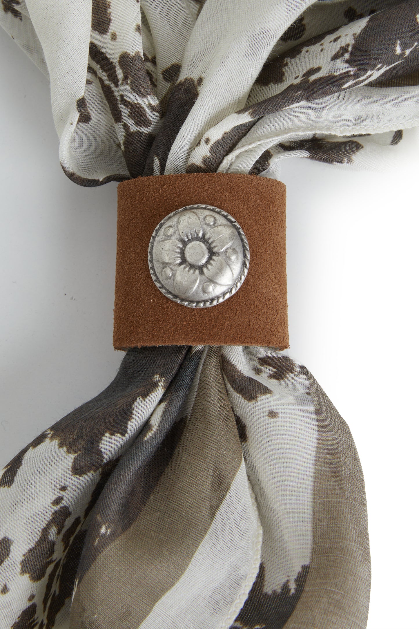 Detalle de estampado en pañuelo BSB para mujer