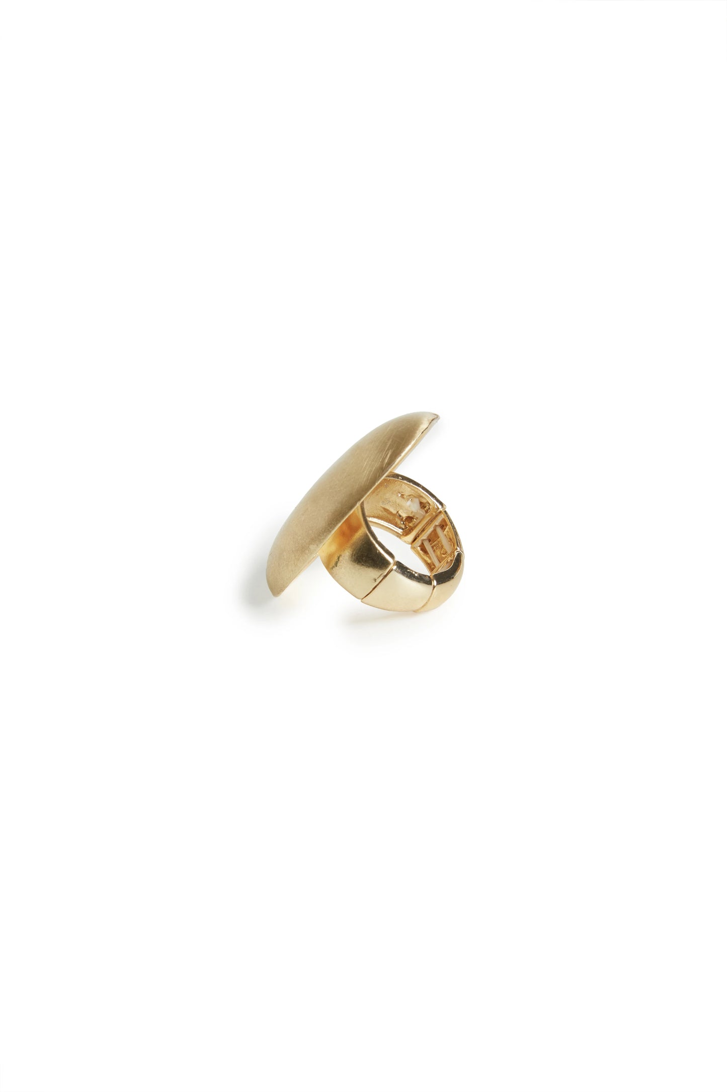 Detalle del anillo maxi ovalado BSB en color dorado