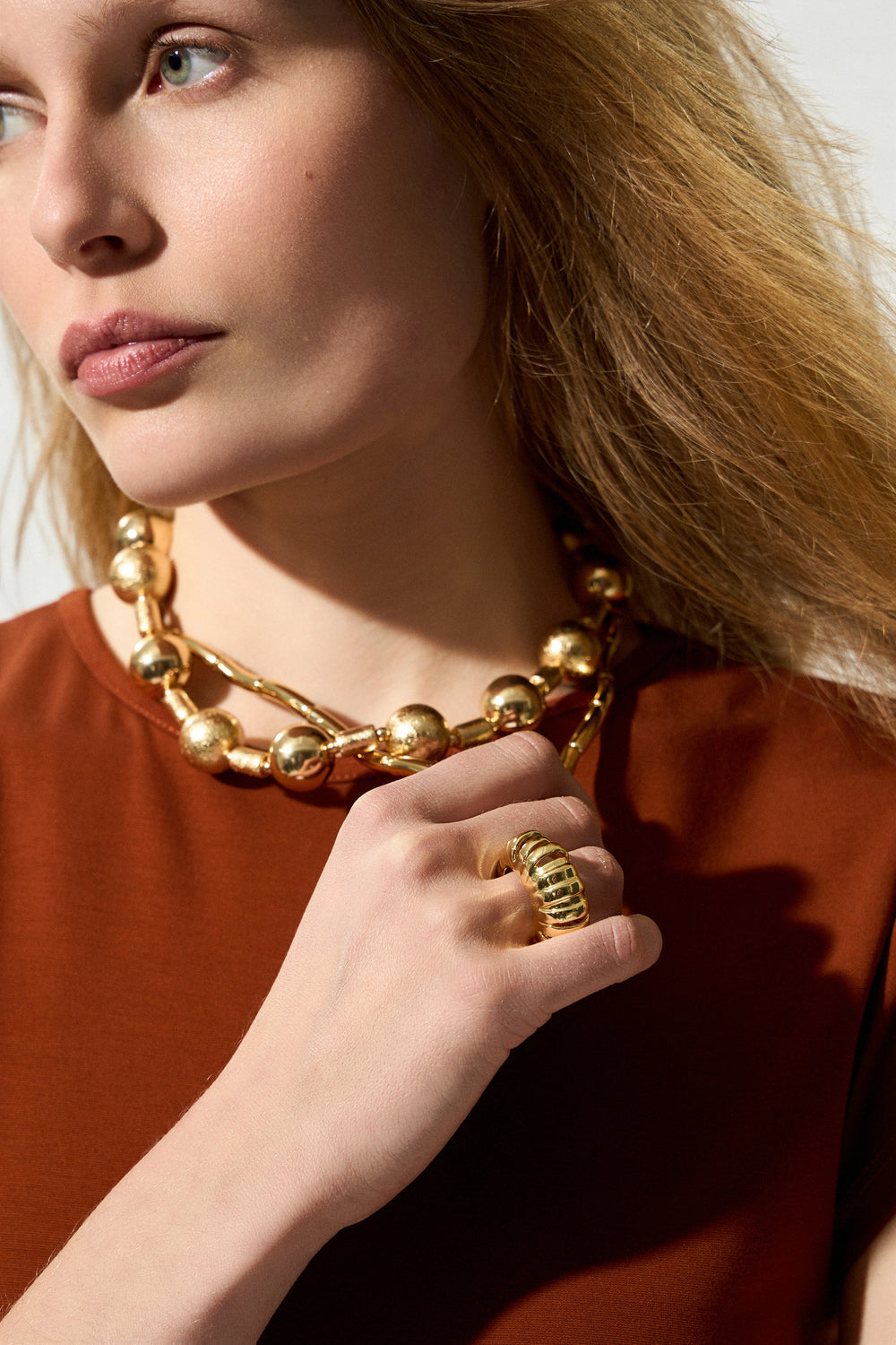 Anillo geométrico dorado BSB para mujer con diseño abierto