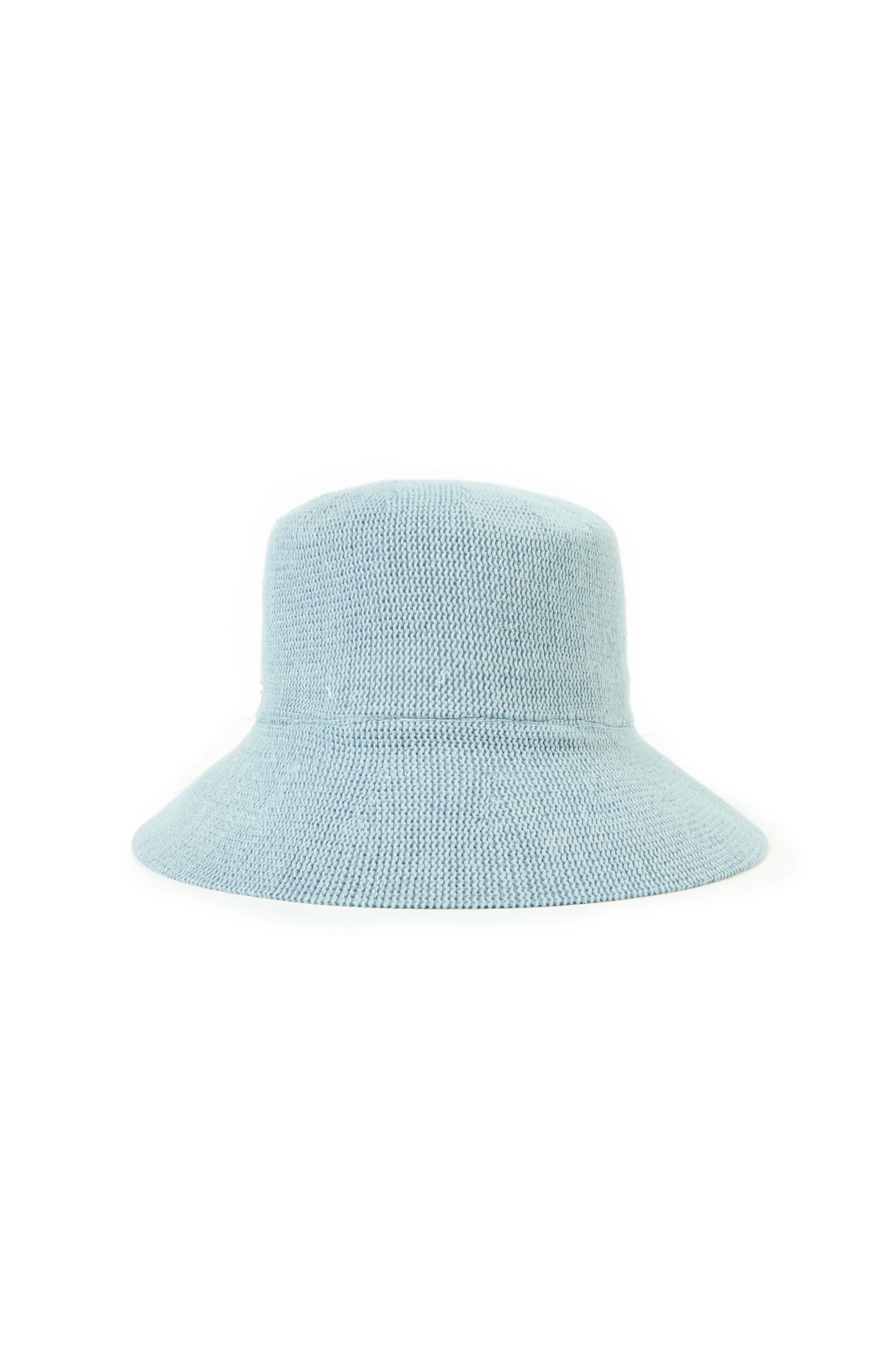 Detalle de sombrero bucket BSB de efecto rizo