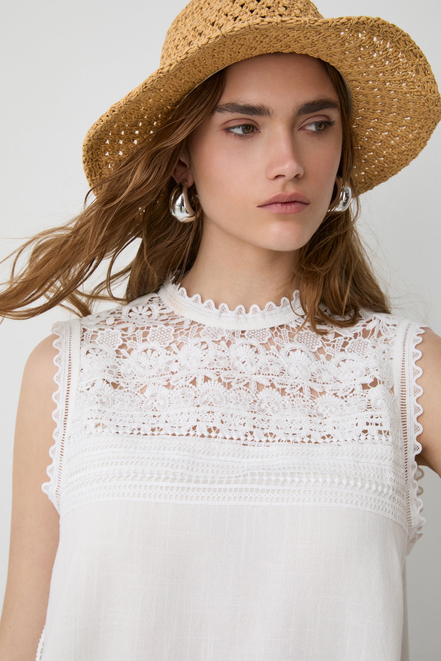 Vista de sombrero BSB de rafia con ala ancha