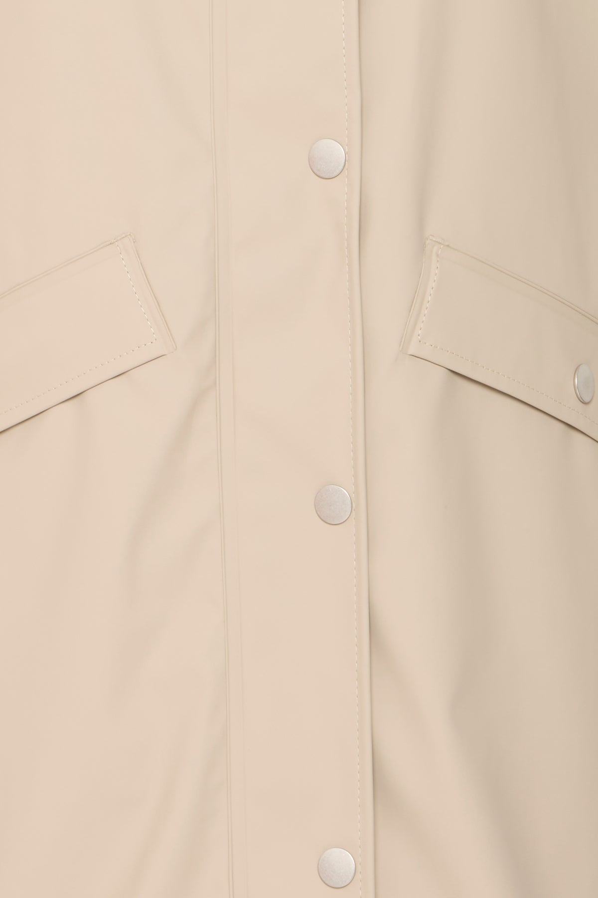 Detalle de capucha en impermeable ICHI IHTAZI
