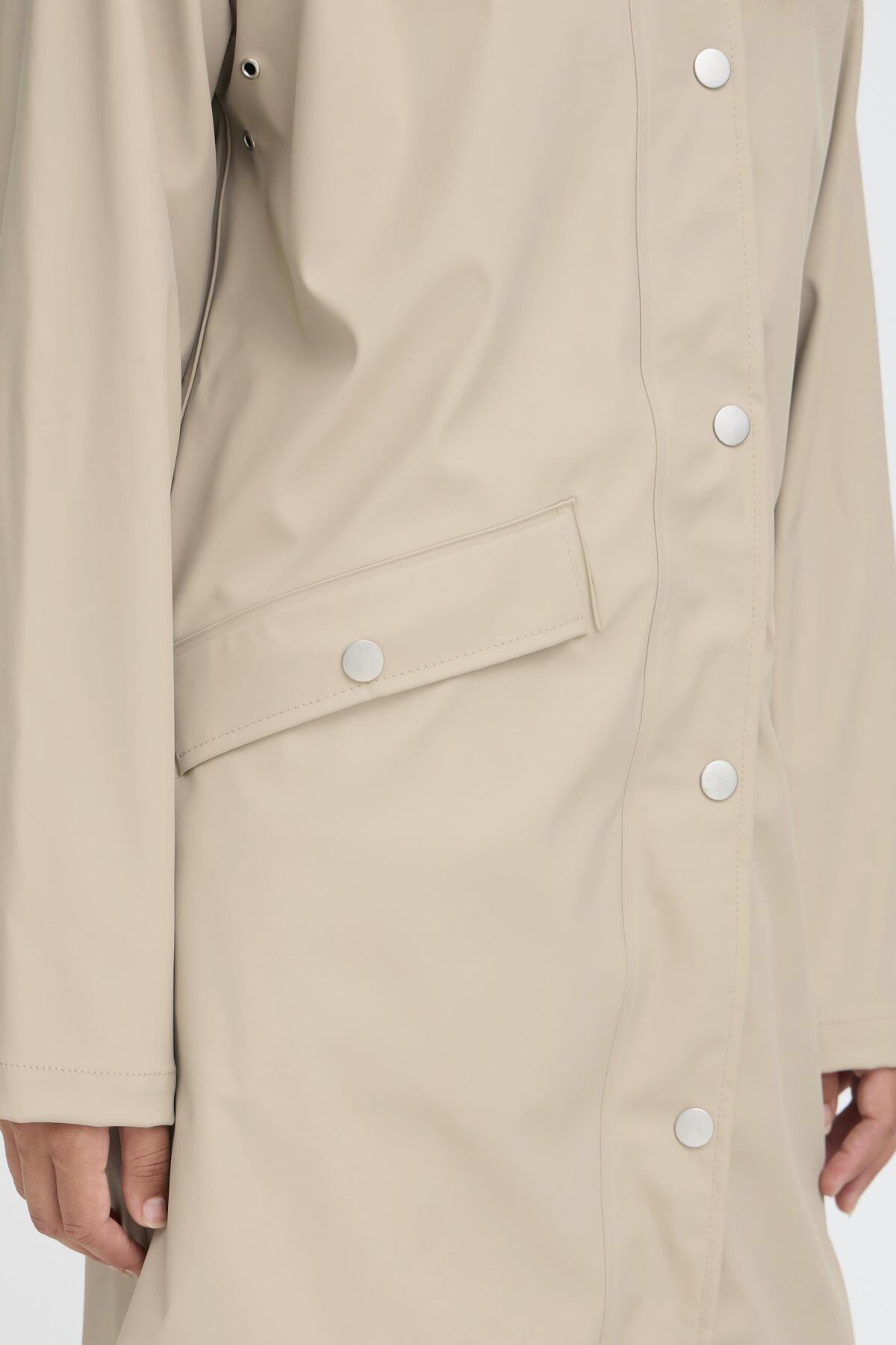 Vista de impermeable ligero ICHI IHTAZI en tono topo