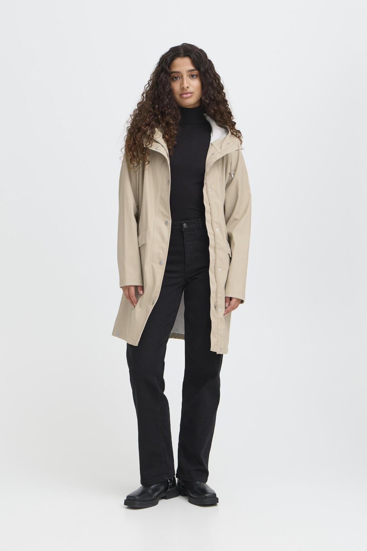 Detalle de impermeable ICHI IHTAZI JA para mujer