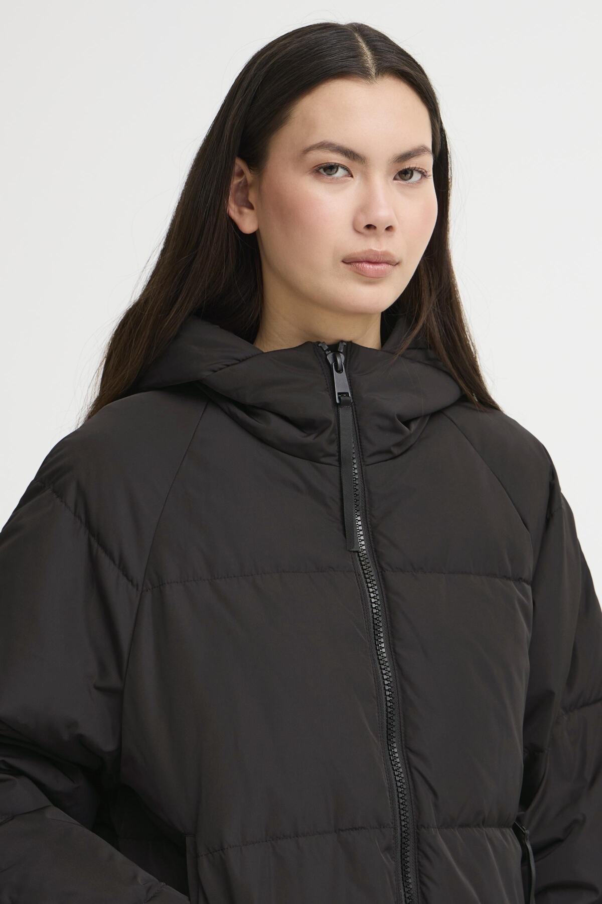 Detalle de cuello y capucha del plumífero largo