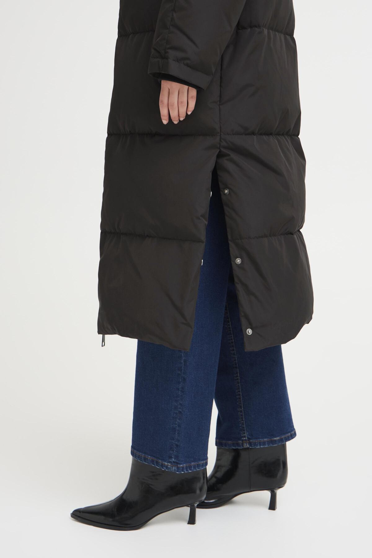 Plumífero largo acolchado con capucha — vista lateral