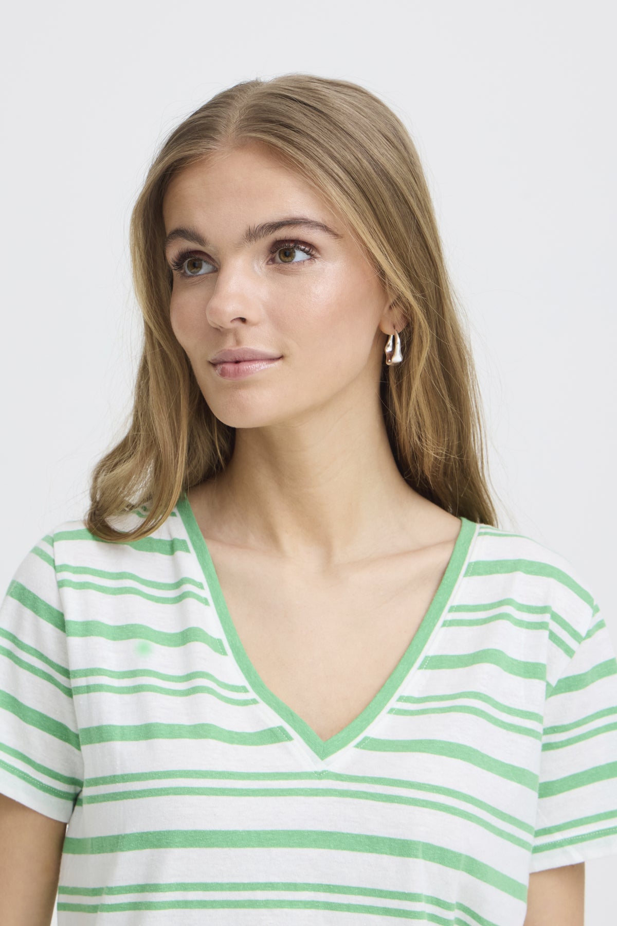Detalle de camiseta básica ICHI IHYULIETTA SS12 en verde