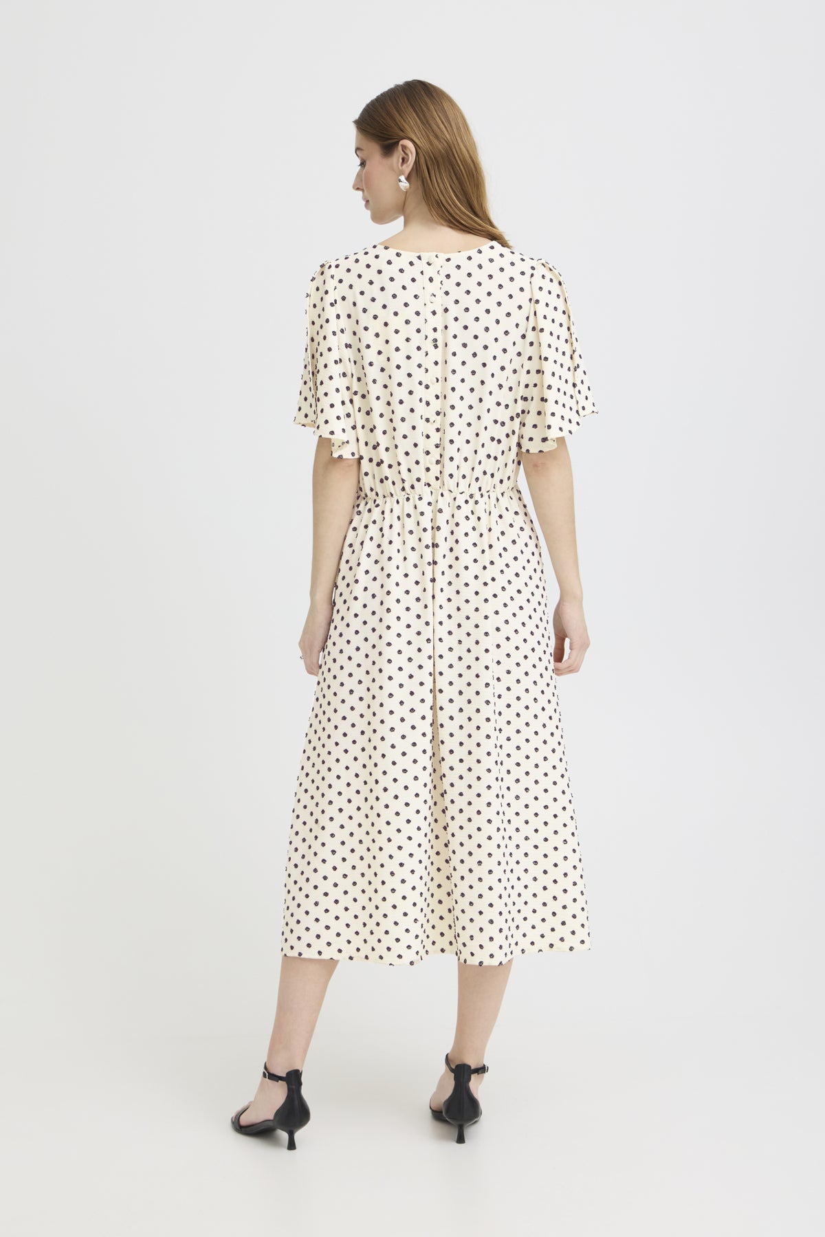 Vista de producto de vestido ICHI con estampado geométrico