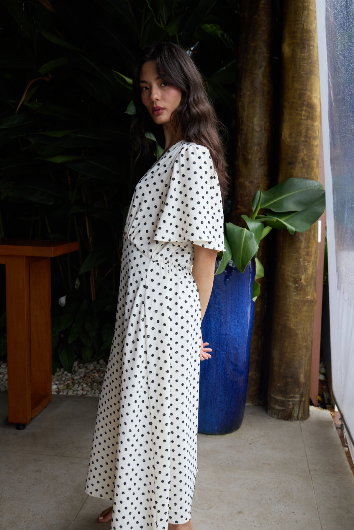 Vestido geométrico ICHI combinado en look de temporada