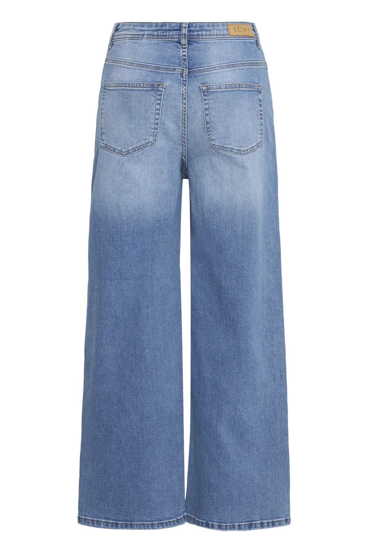 Detalle de vaquero cropped ICHI en denim azul medio