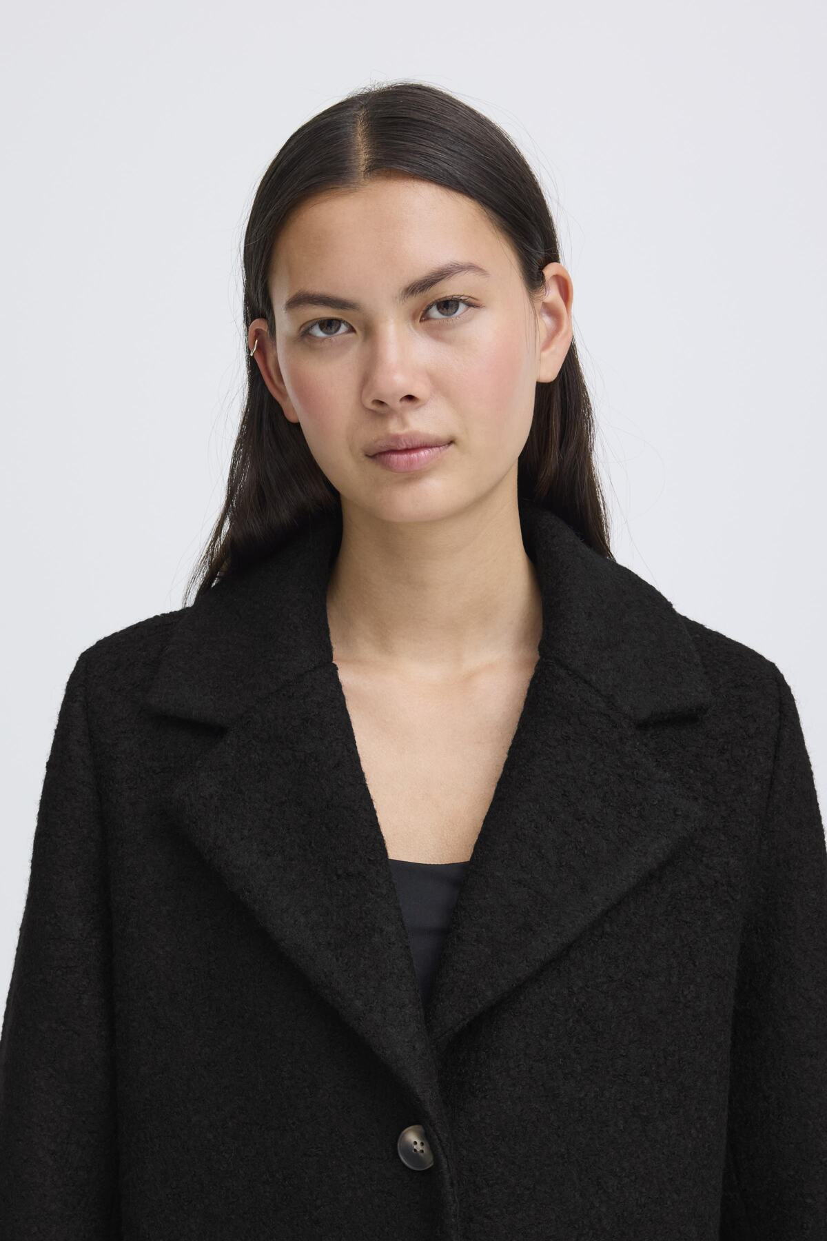 Abrigo clásico “Ihstipa” — retrato frontal