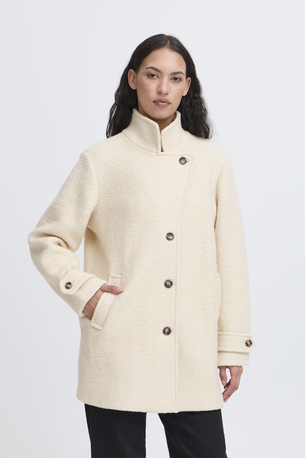 Chaqueta de lana “Ihstipa” color almond milk — vista frontal