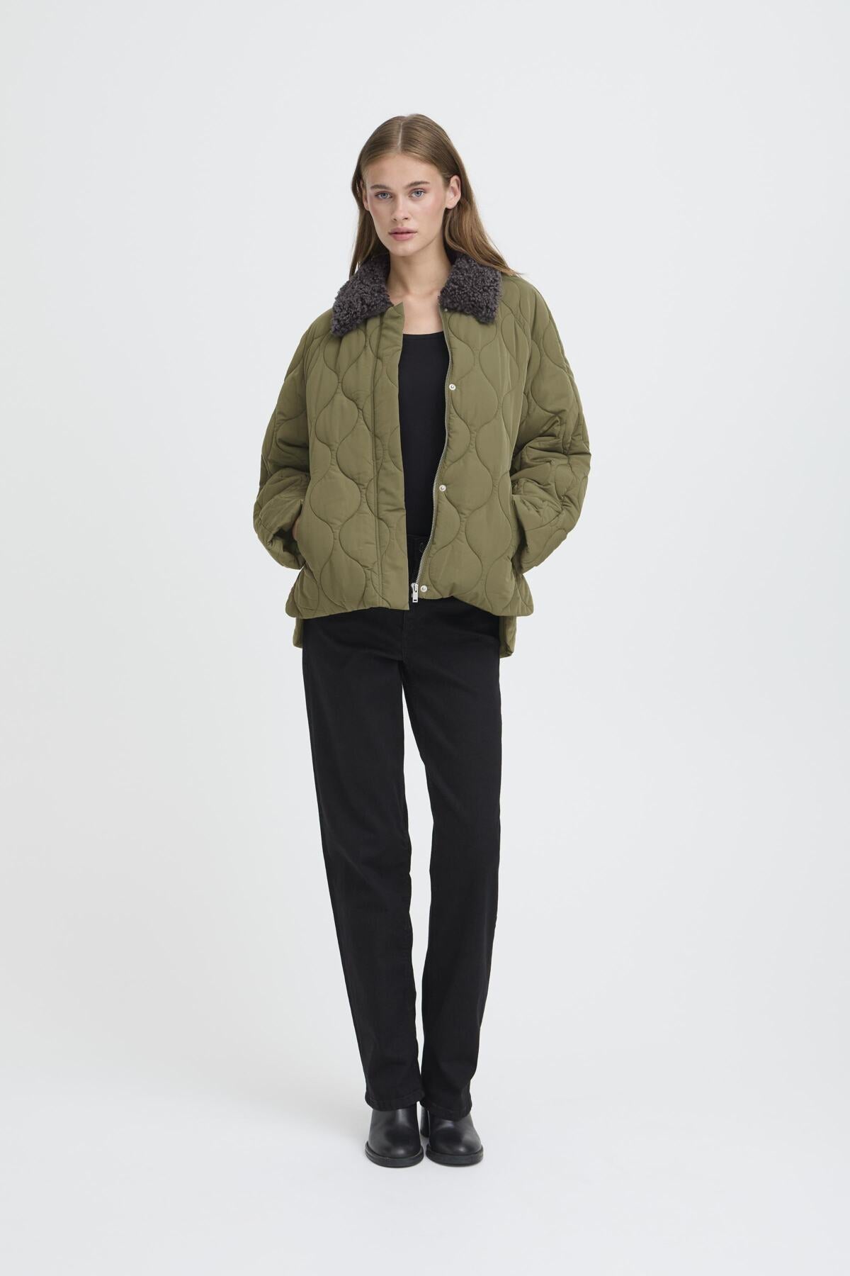 Cazadora acolchada “Ihsonora” — look completo