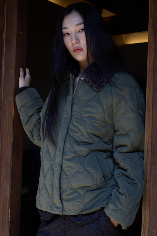 Cazadora acolchada “Ihsonora” — imagen editorial