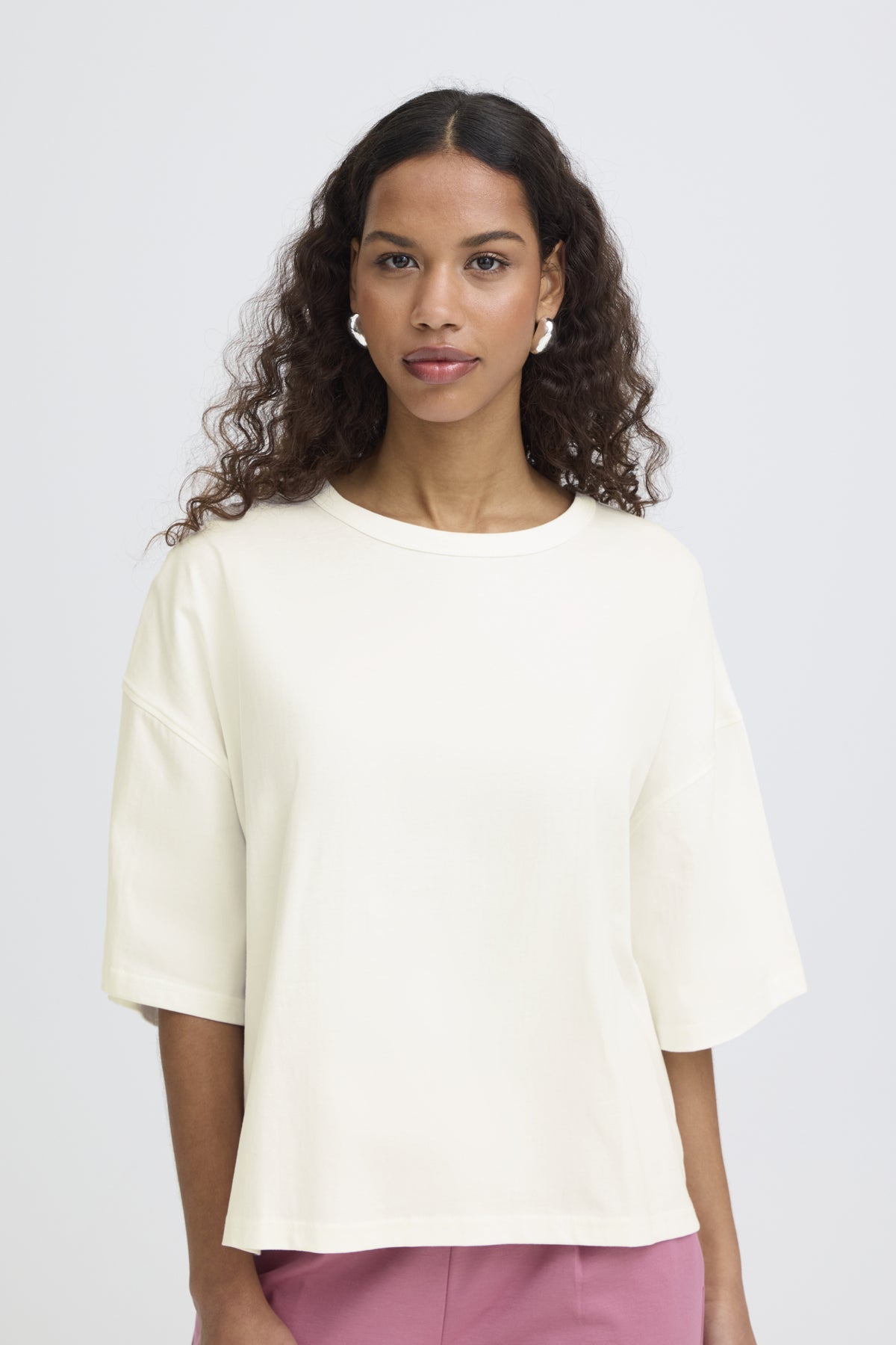 Detalle de camiseta loose fit ICHI para mujer