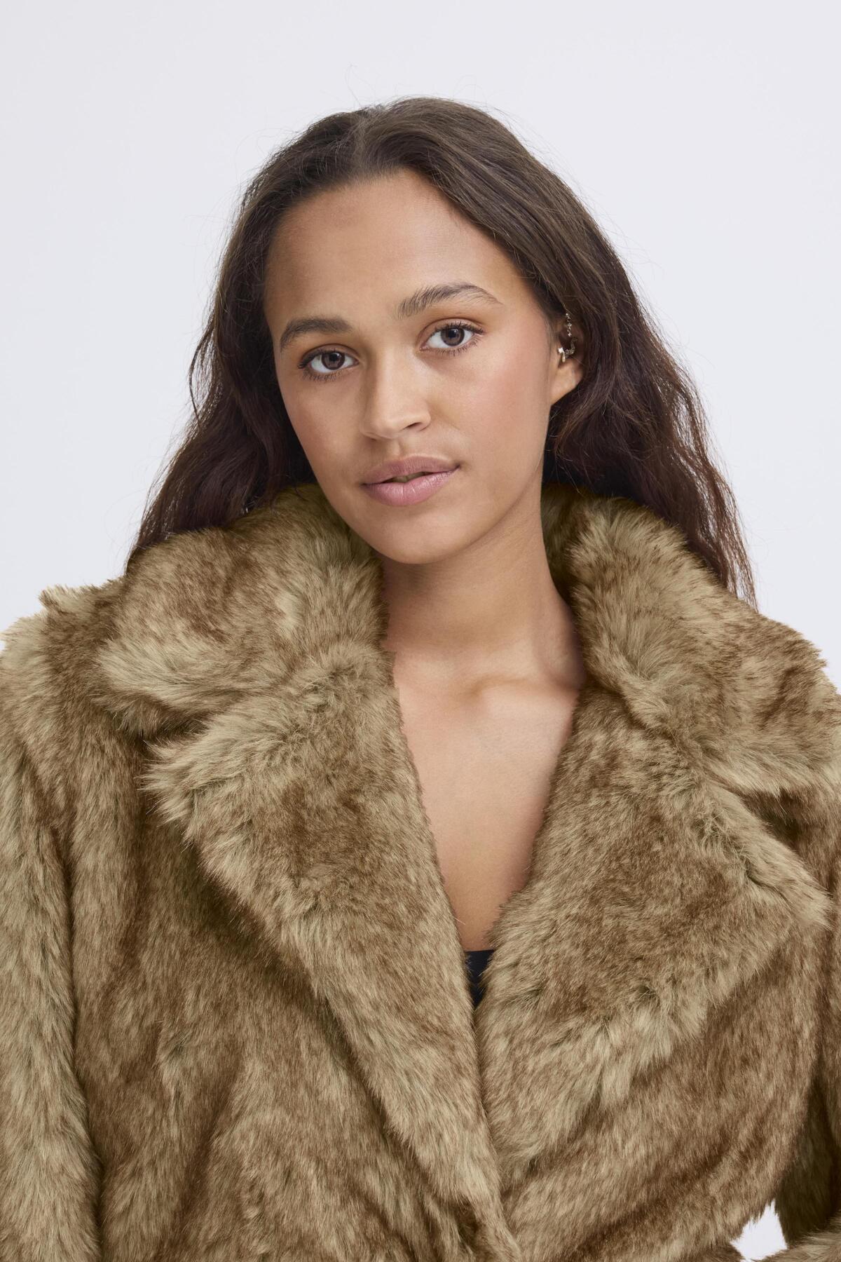 Cazadora efecto pelo “Ihfazoca” — retrato en modelo