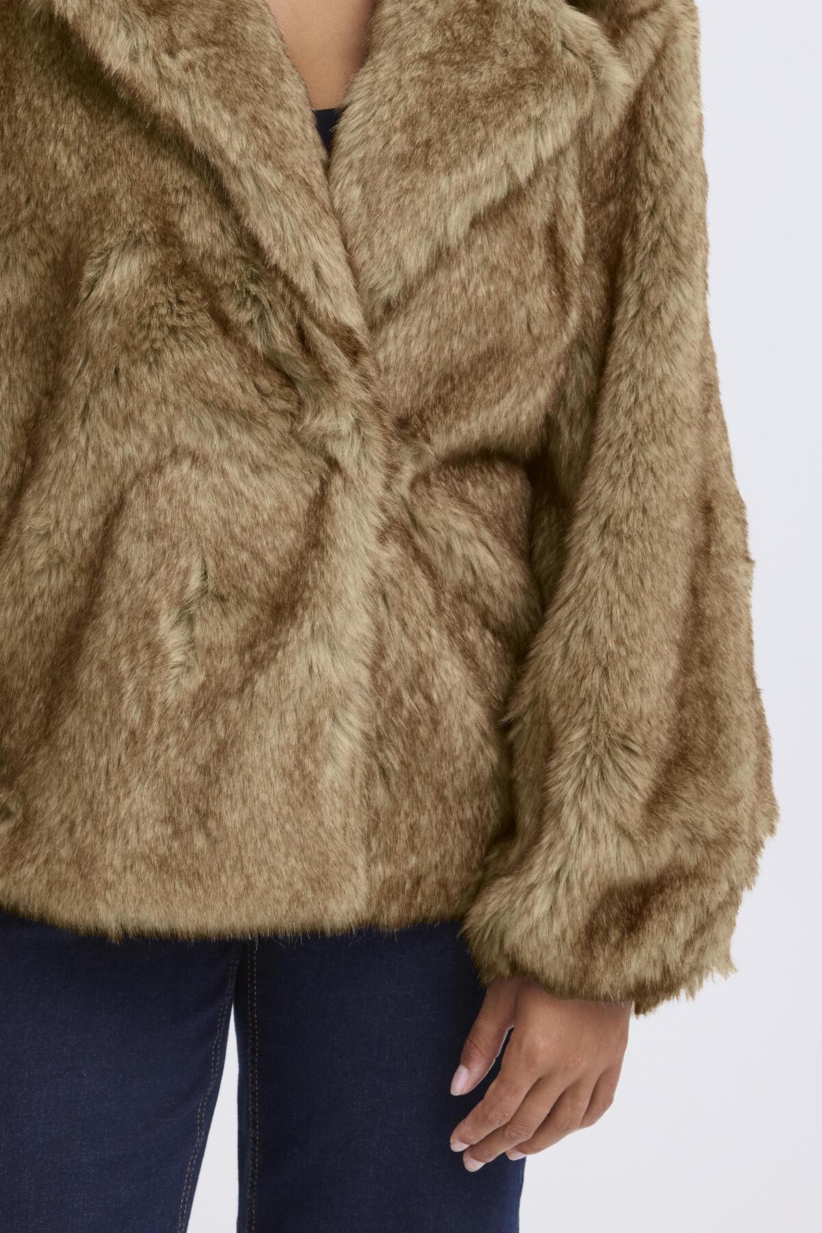 Cazadora efecto pelo “Ihfazoca” — vista frontal