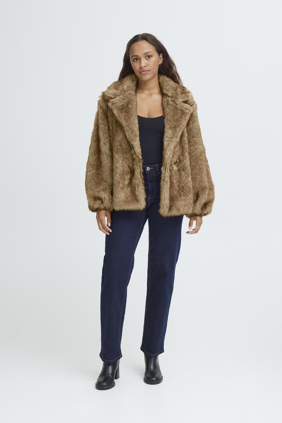 Cazadora efecto pelo “Ihfazoca” — look completo