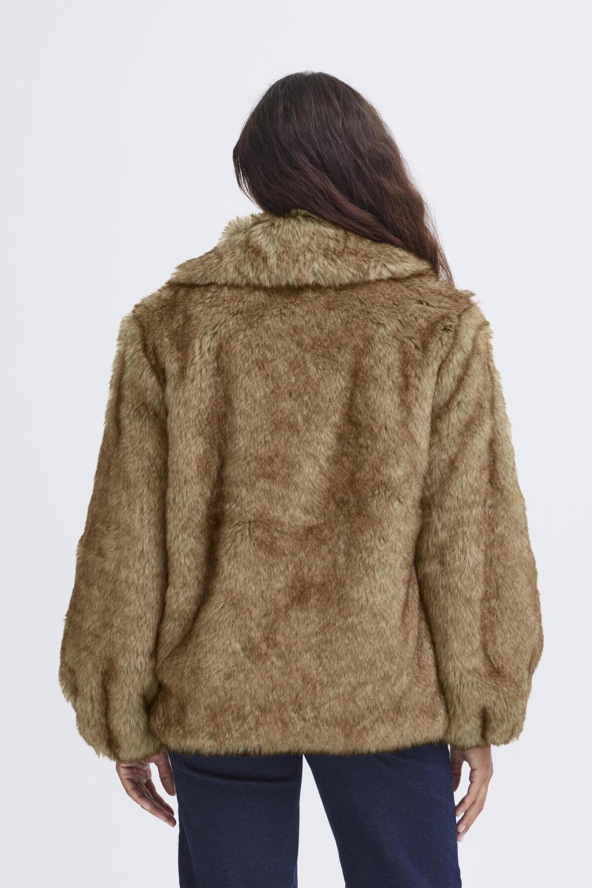 Cazadora efecto pelo “Ihfazoca” — vista trasera