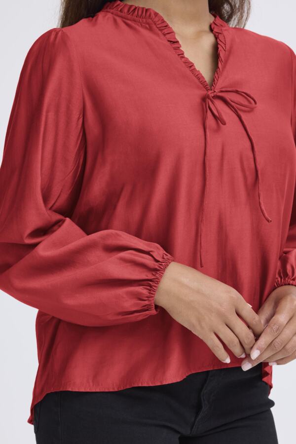 Blusa satinada roja ICHI — detalle del tejido satinado