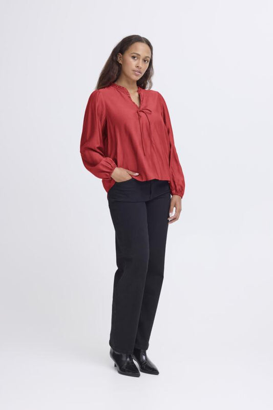 Blusa satinada roja con lazo ICHI — vista frontal