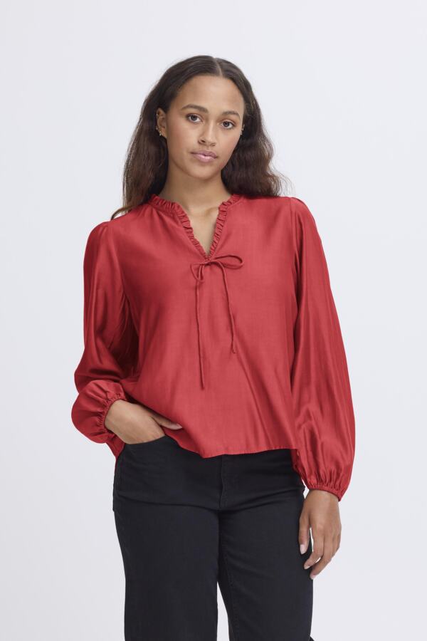Blusa satinada roja ICHI — look completo