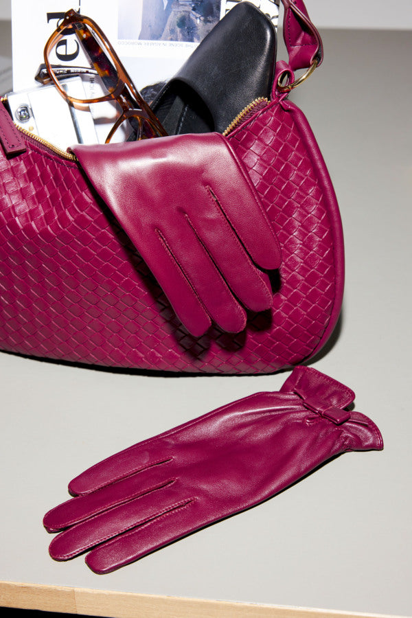 Guantes de piel color frambuesa ICHI — detalle del material