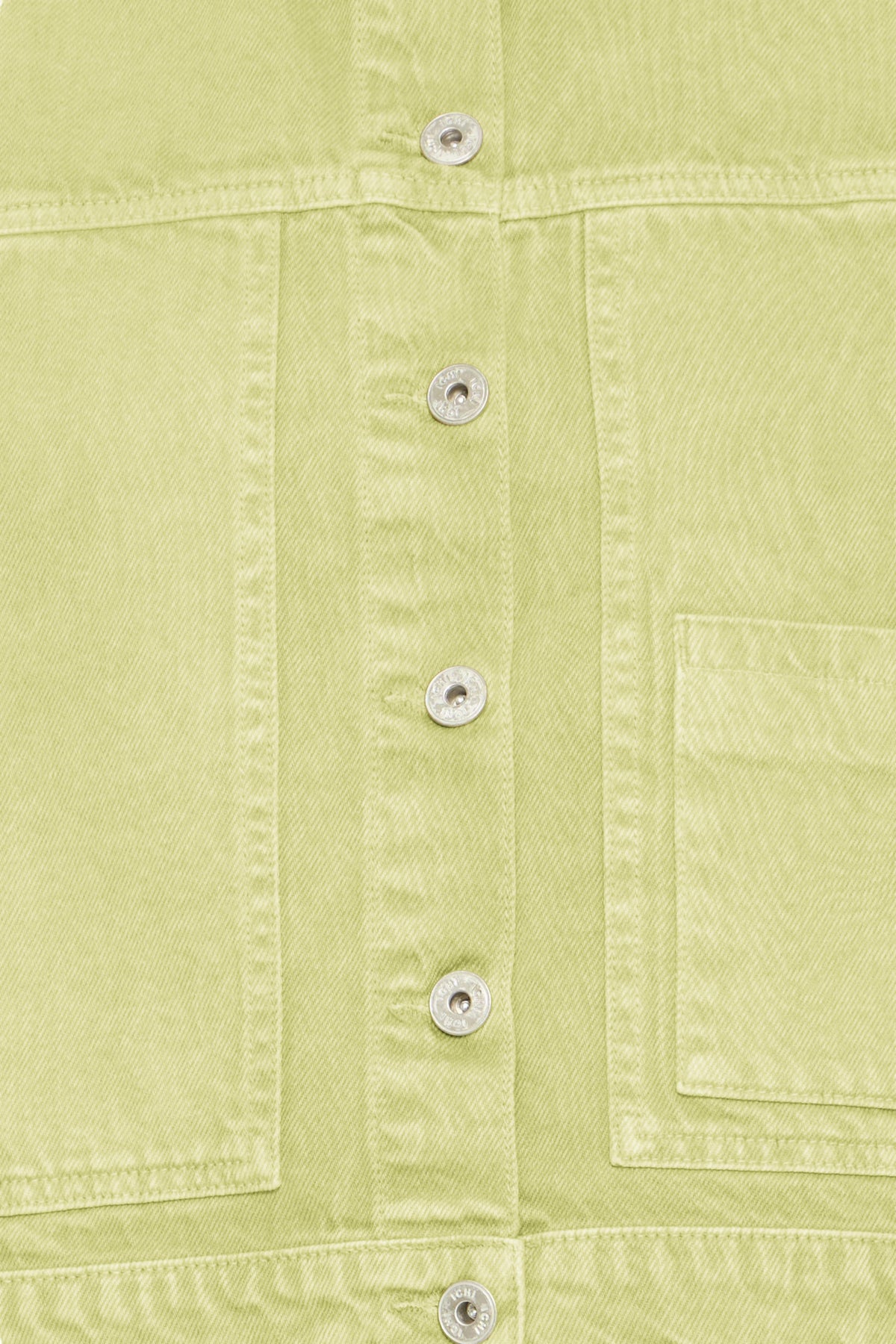 Detalle de tejido en chaqueta verde ICHI para mujer