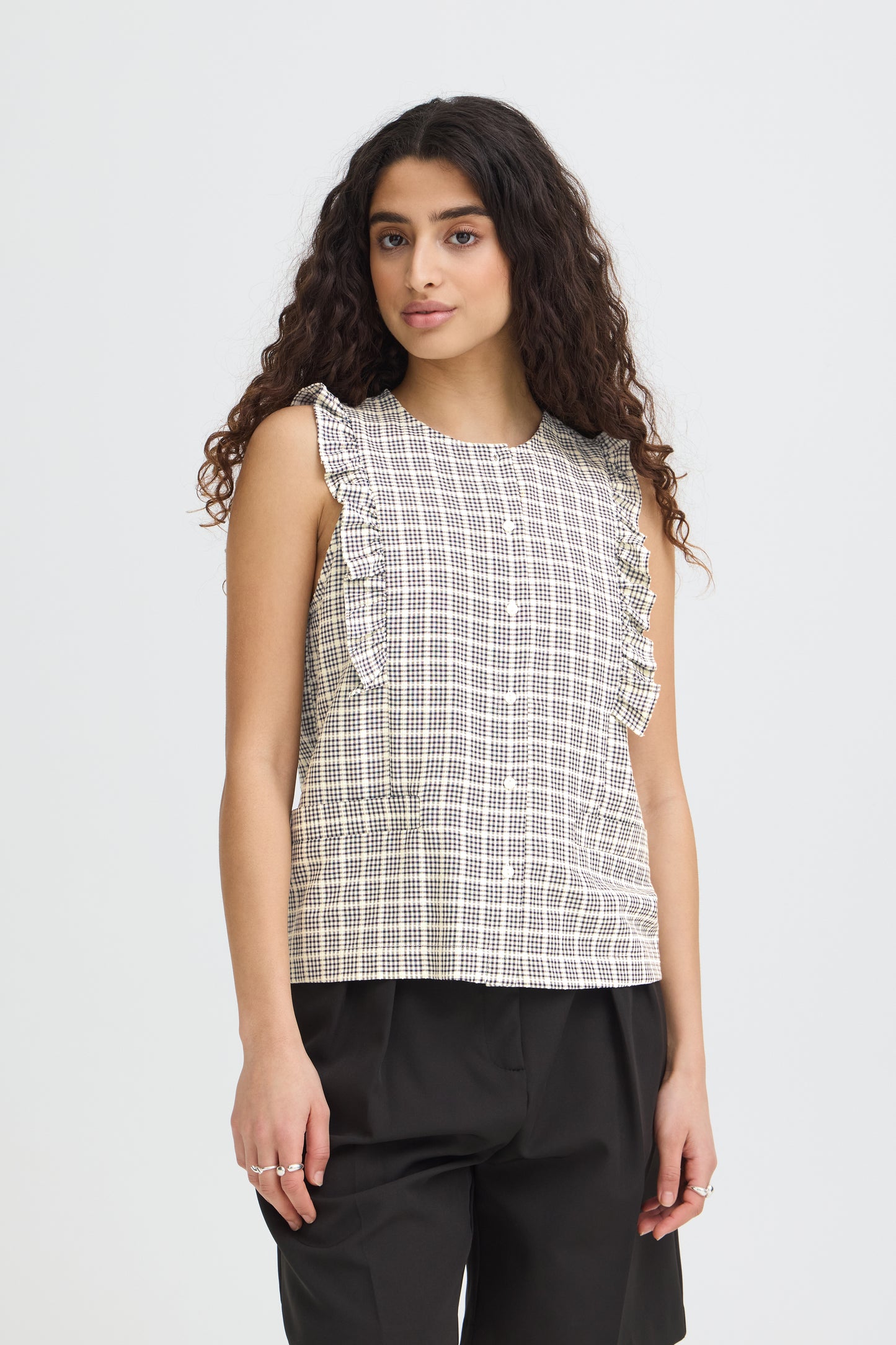 Detalle de blusa ICHI IHJOLA TO con cuadros azul y blanco