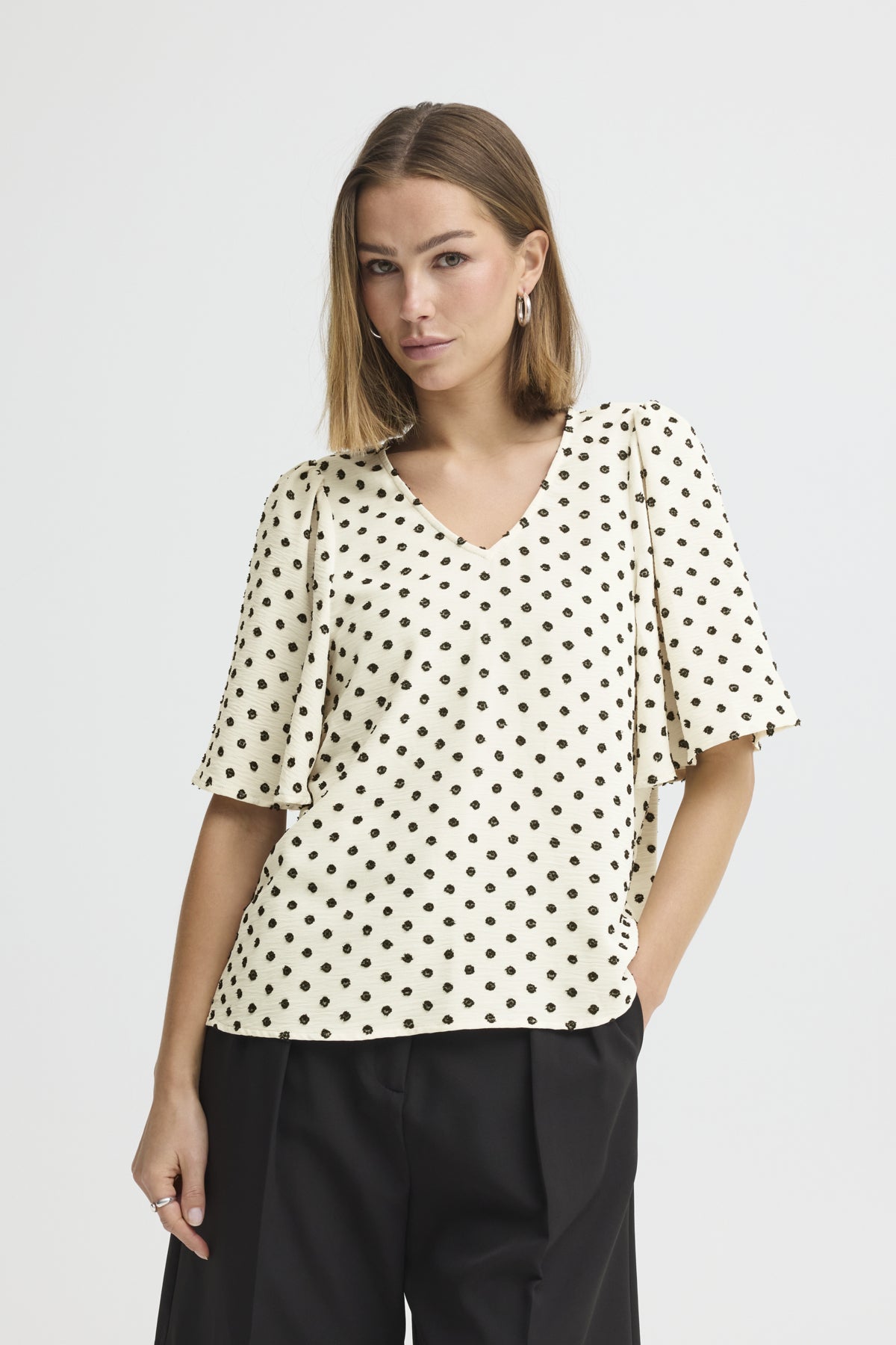 Detalle de blusa estampada geométrica ICHI IHZABBY MS2