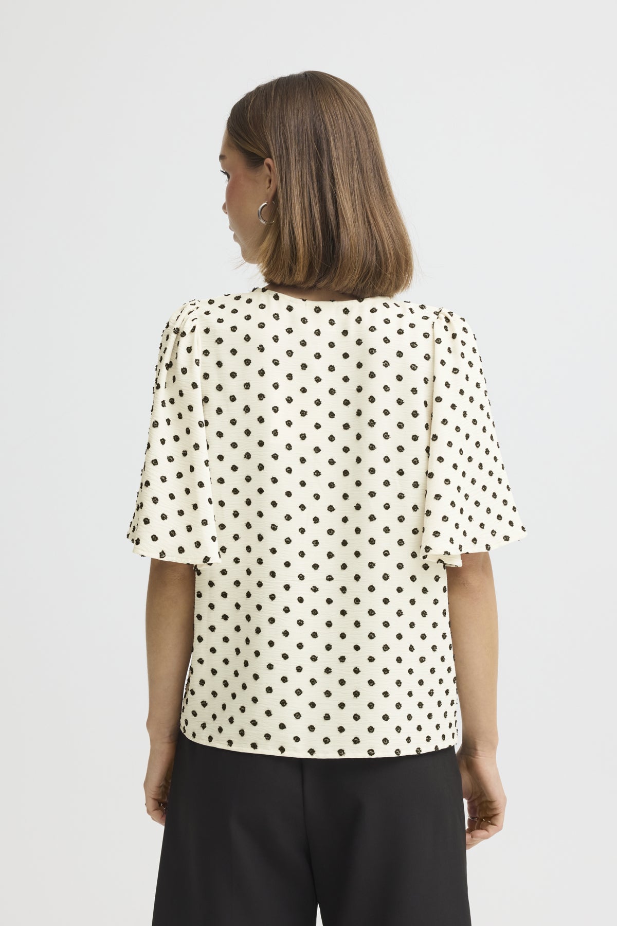 Vista de blusa ICHI IHZABBY MS2 con estampado geométrico