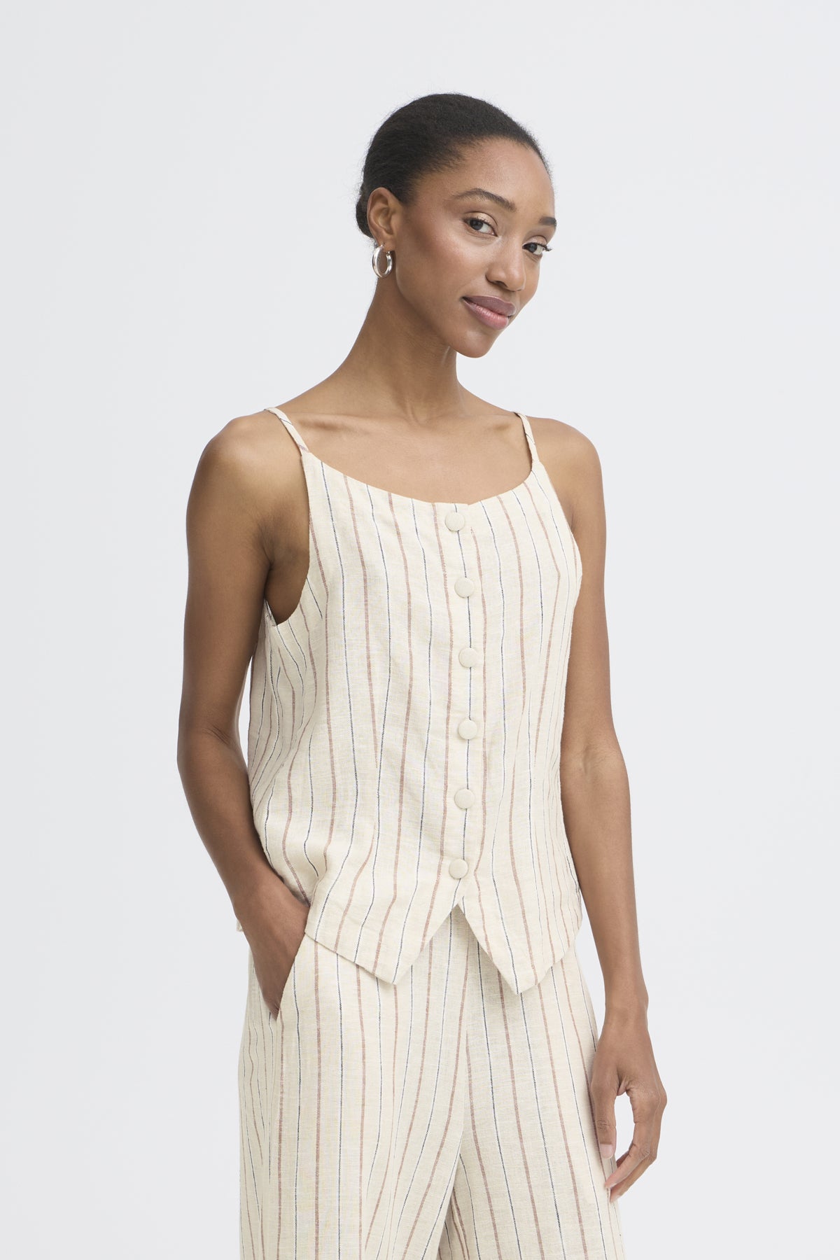 Chaleco ICHI IHLINNO WA2 para mujer combinado con pantalón de rayas