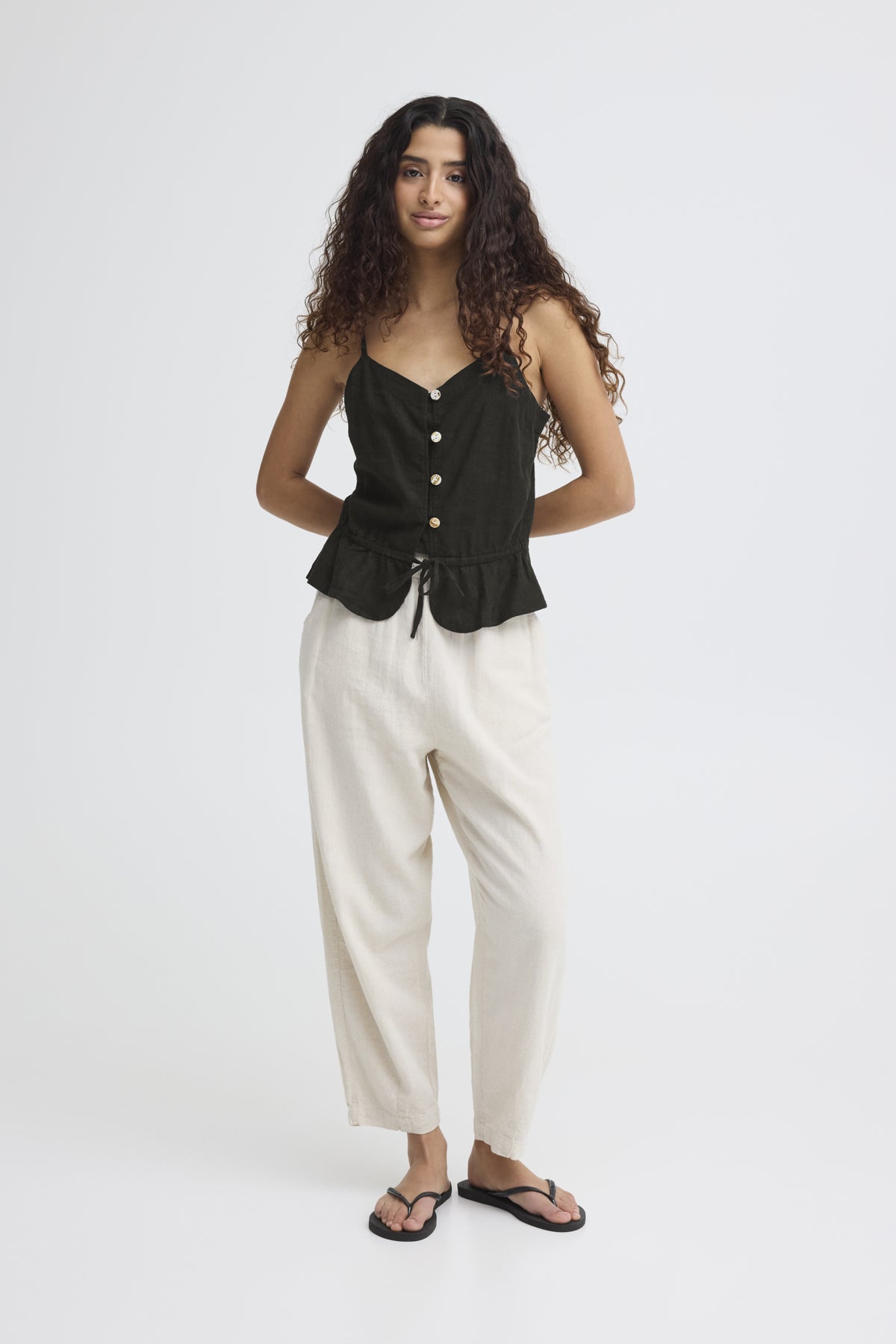 Detalle de top de lino negro ICHI para mujer