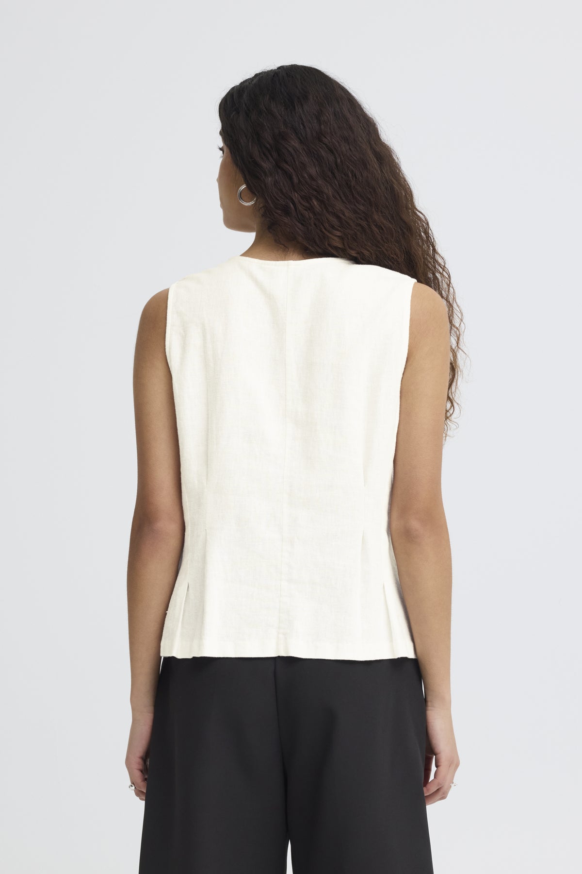Detalle de top de lino blanco ICHI para mujer