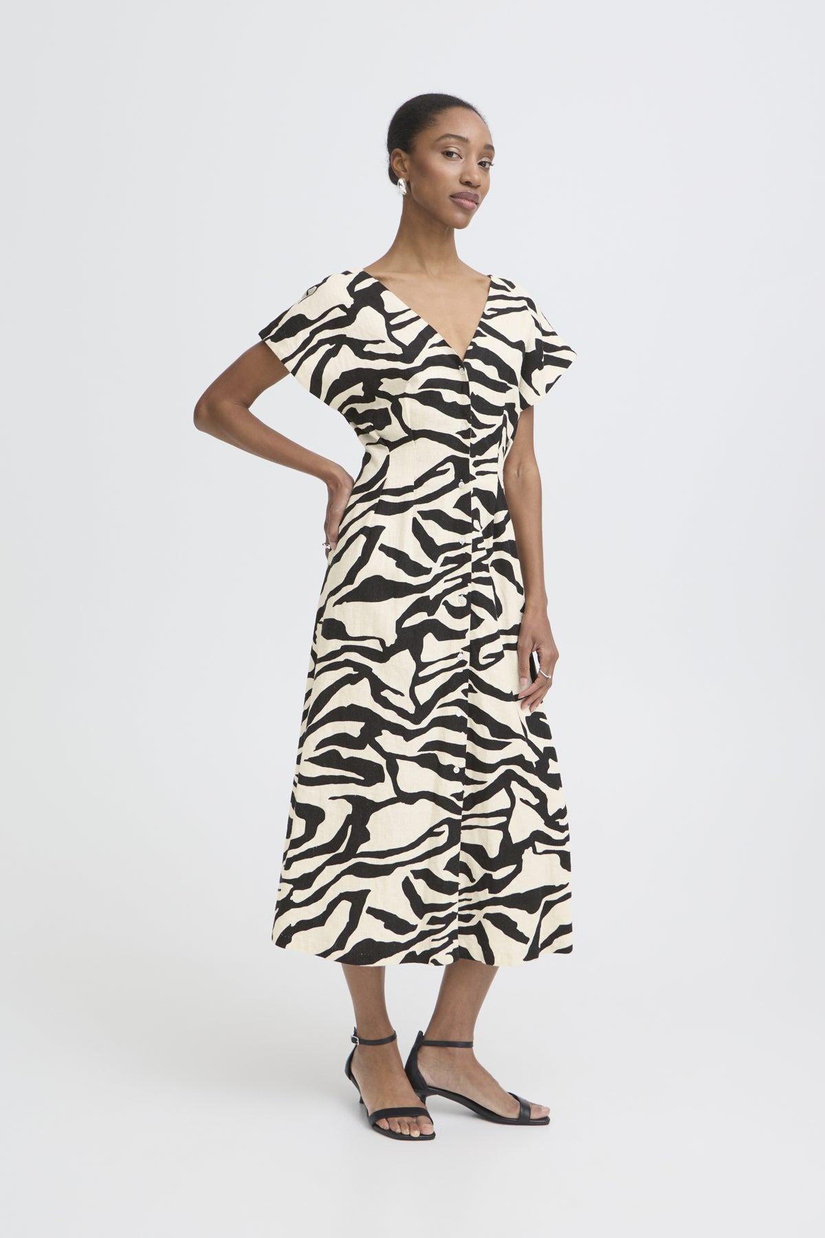 Detalle adicional de vestido animal print ICHI IHLINNO