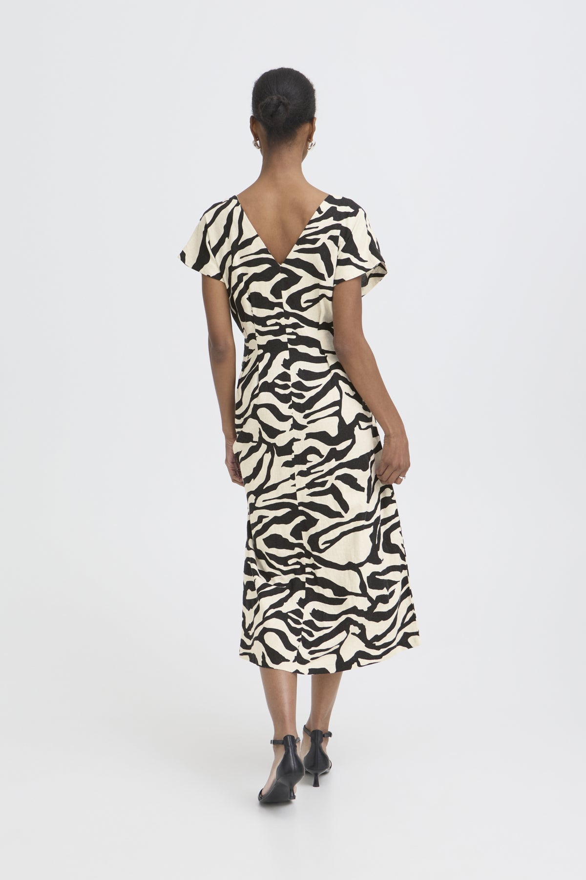 Vestido ICHI IHLINNO DR8 con estampado animal en detalle