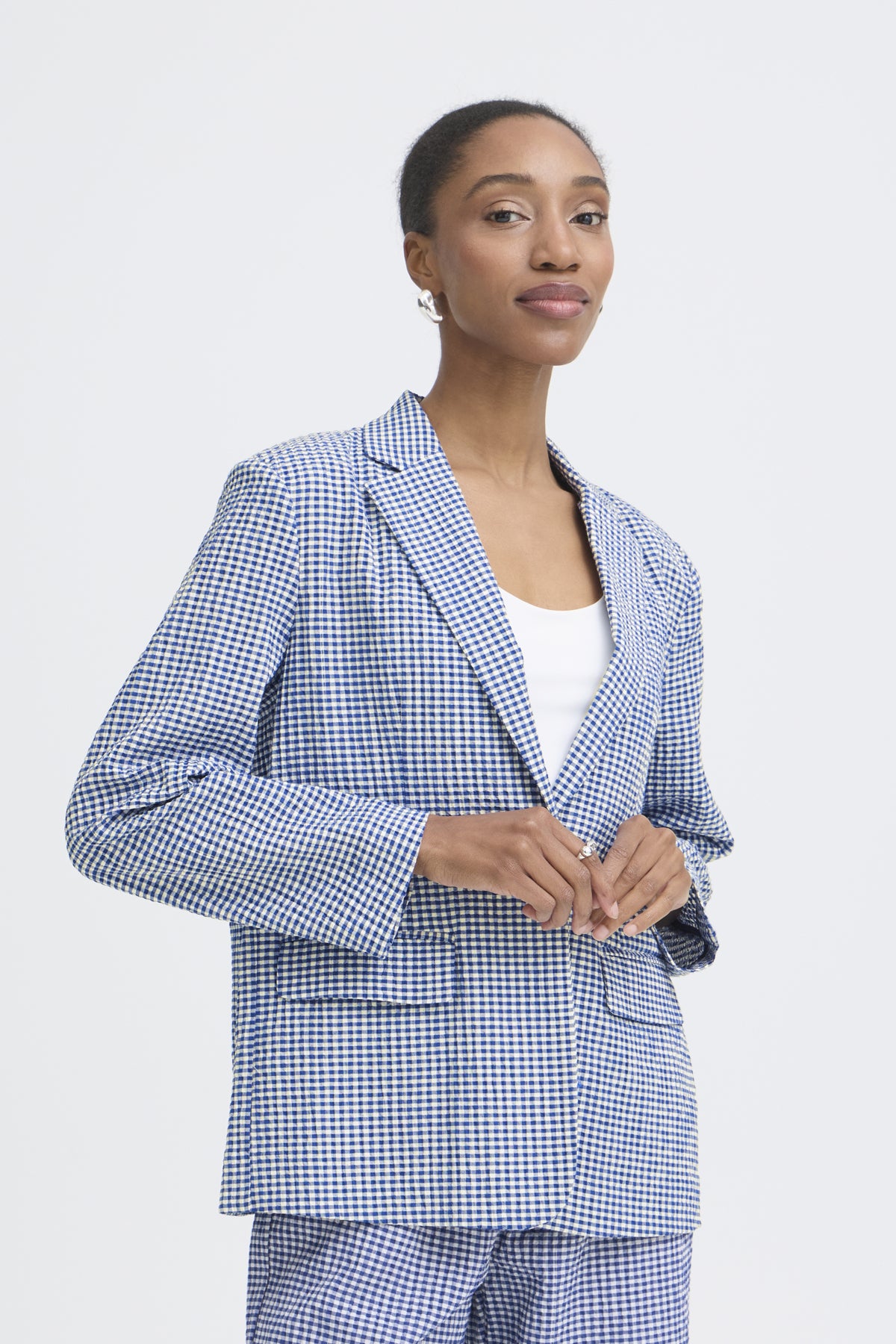 Detalle del blazer de cuadros ICHI IHJILMA BL en azul sodalita y blanco