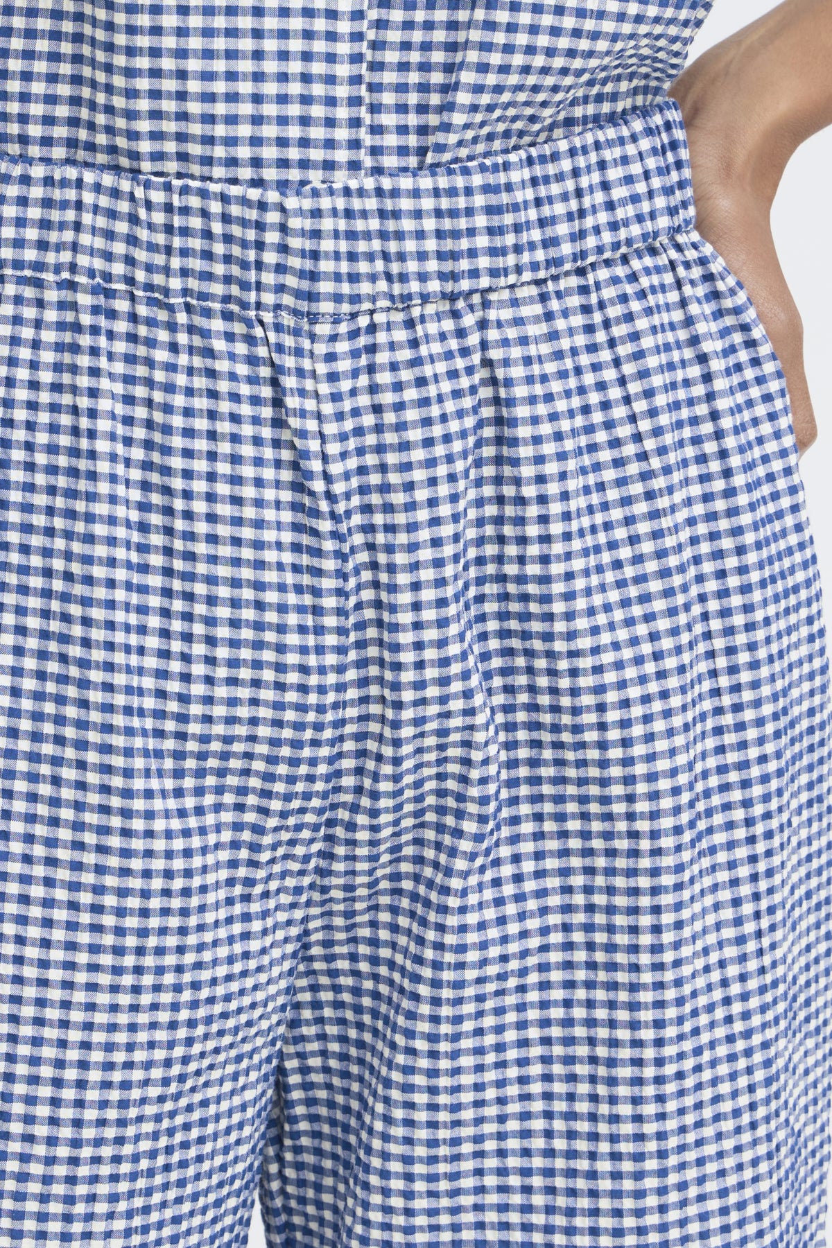 Detalle de pantalón de cuadros ICHI para mujer
