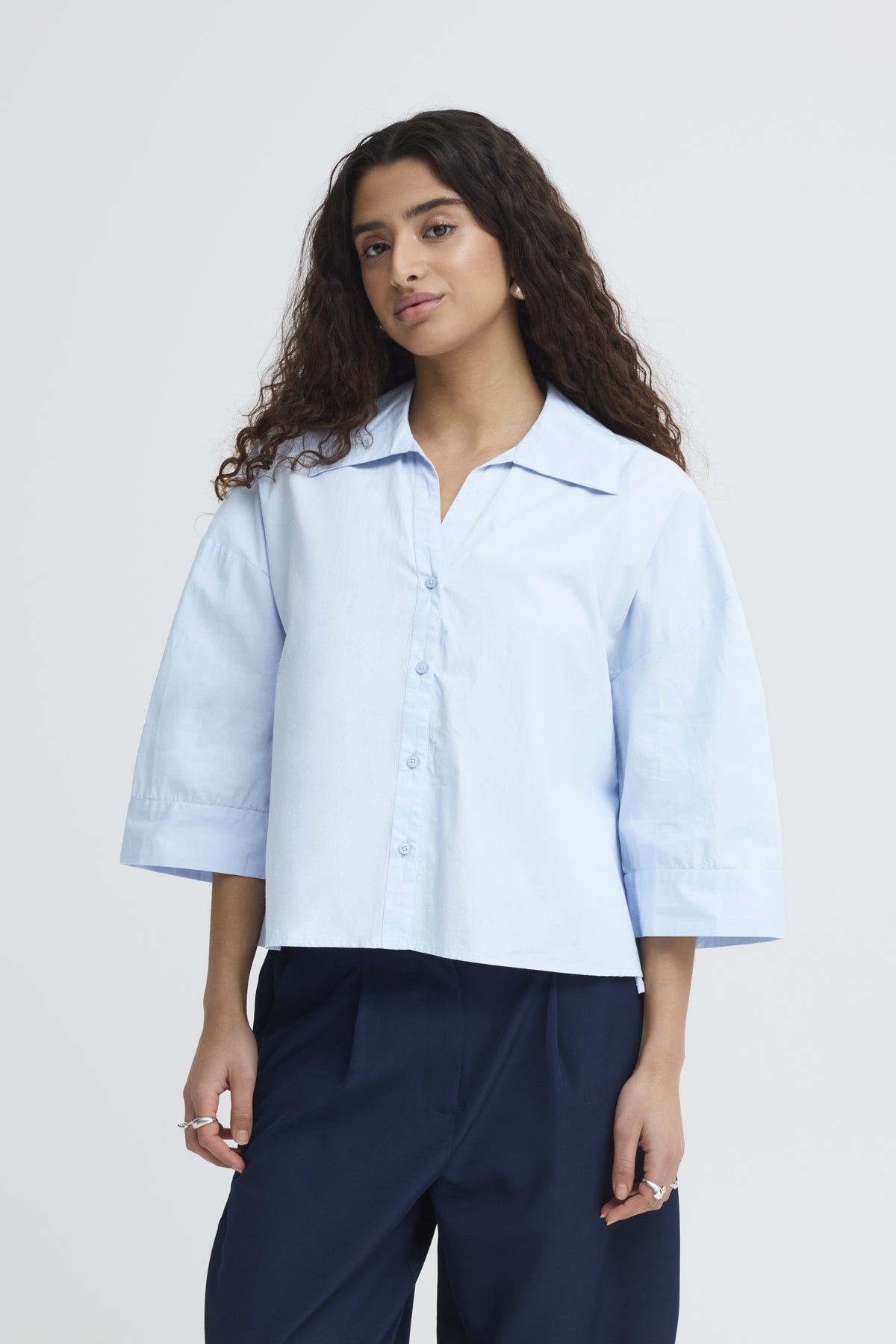 Detalle de camisa azul fluida ICHI IHLUANNE SH