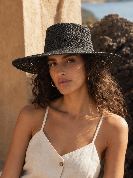 Sombrero negro de verano — IAMAGGIE