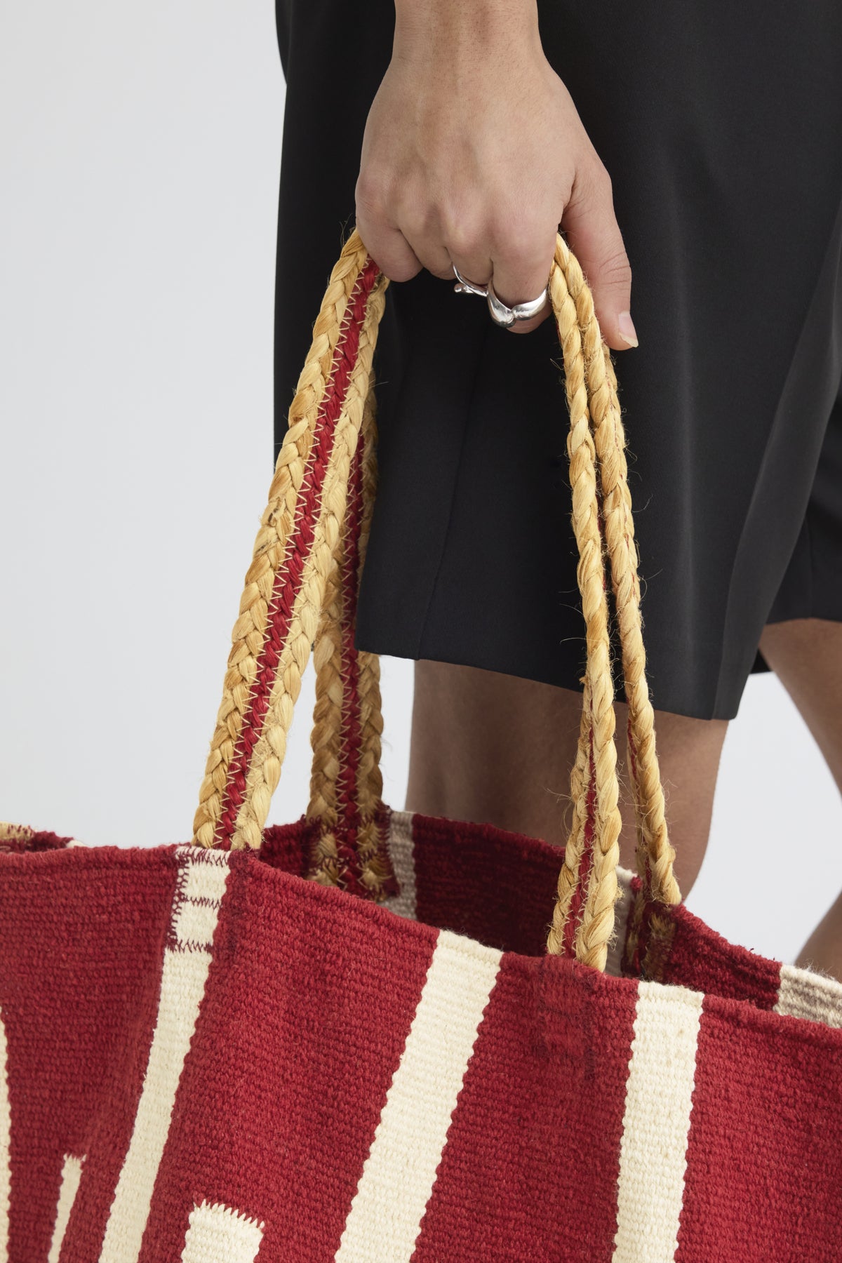 Detalle del bolso de yute granate ICHI para mujer