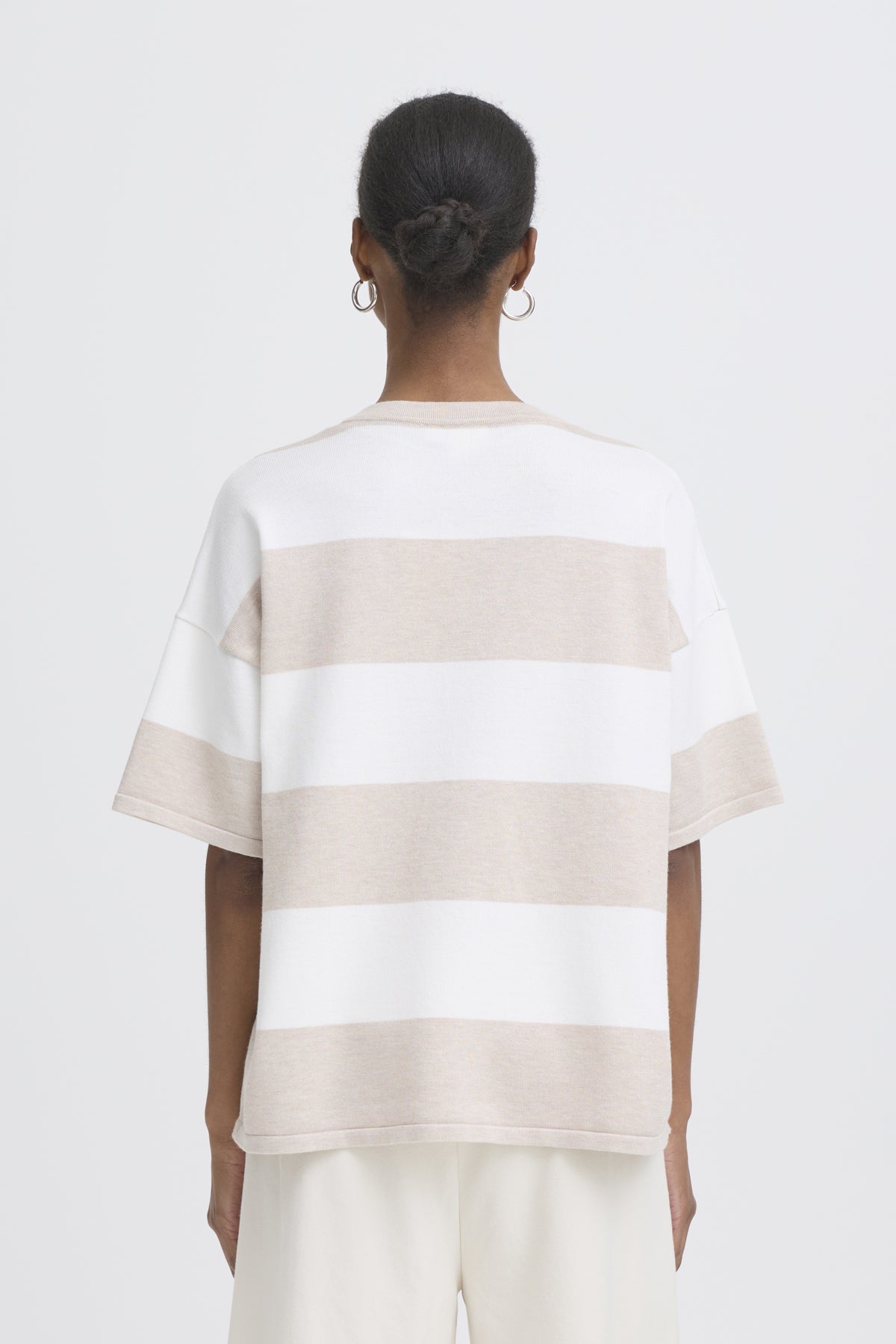 Jersey ICHI IHLULS LOOSE SS en avena y blanco a rayas