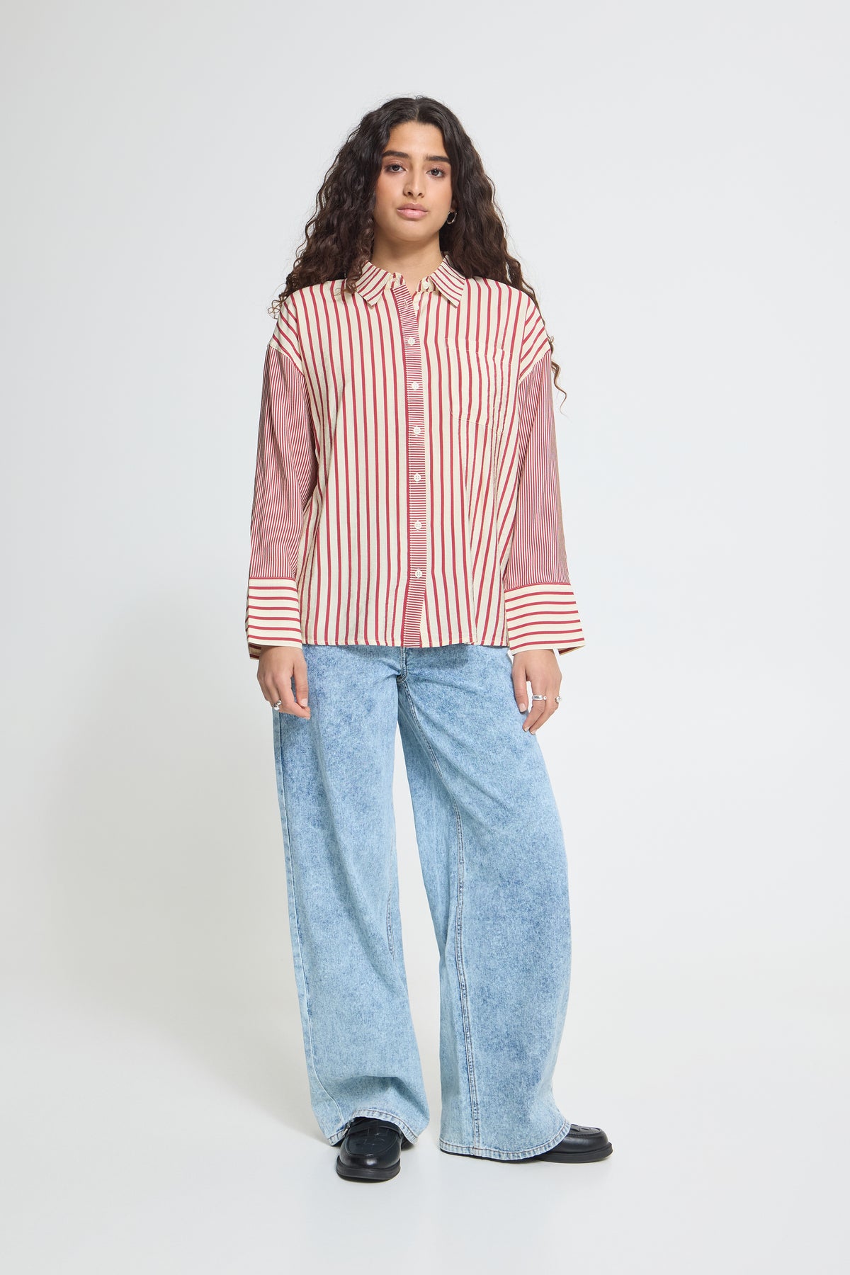 Camisa de rayas relajada de ICHI en Rhododendron y blanco