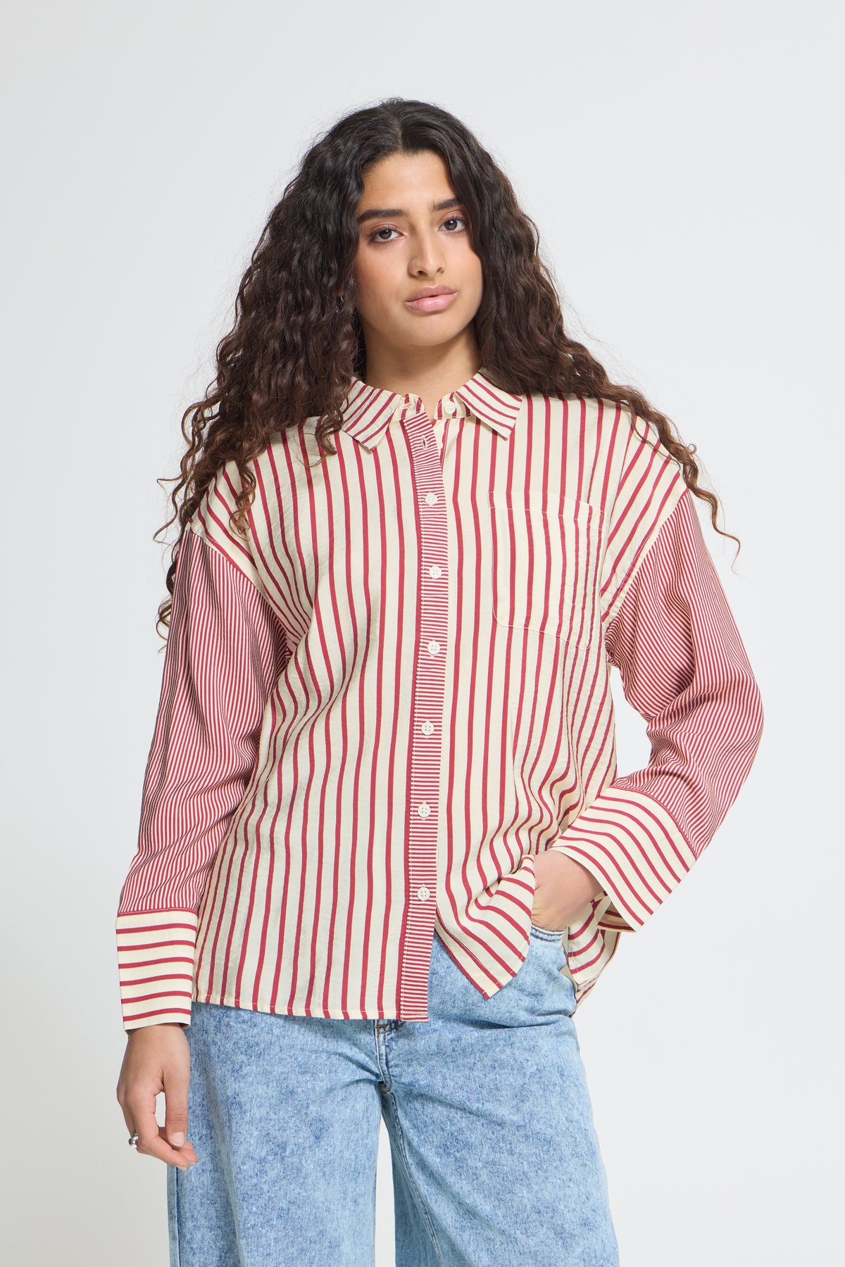 Camisa de rayas relajada de ICHI en Rhododendron y blanco