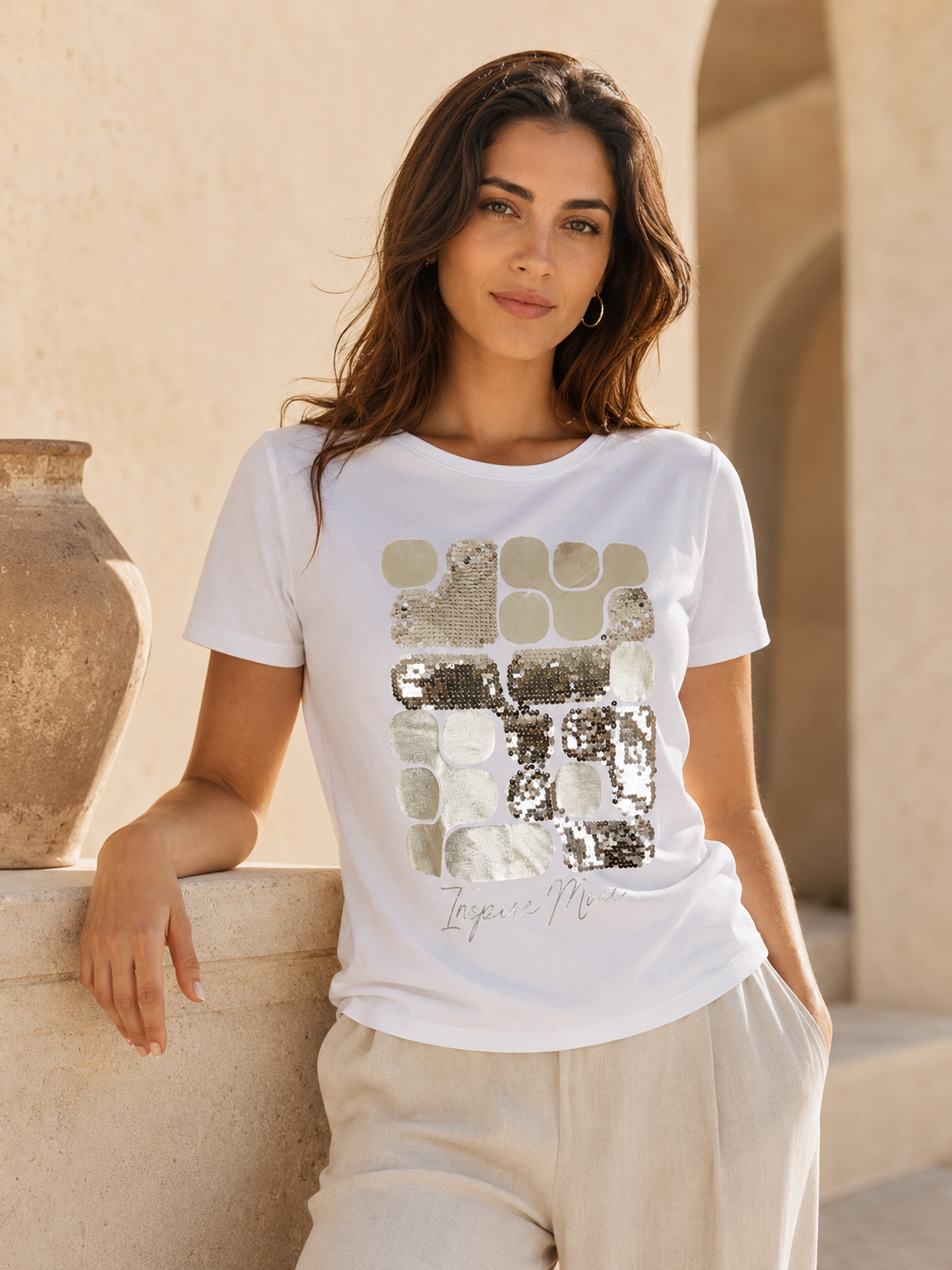Camiseta blanca con aplicación de lentejuelas