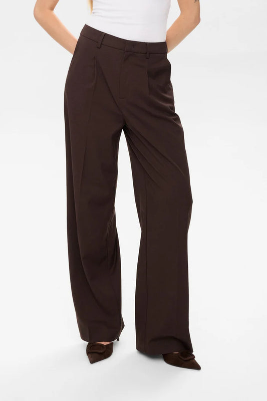 Pantalón fluido “Numathy” color Black Coffee — vista frontal