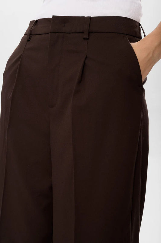 Pantalón “Numathy” Black Coffee — detalle cintura y bolsillos