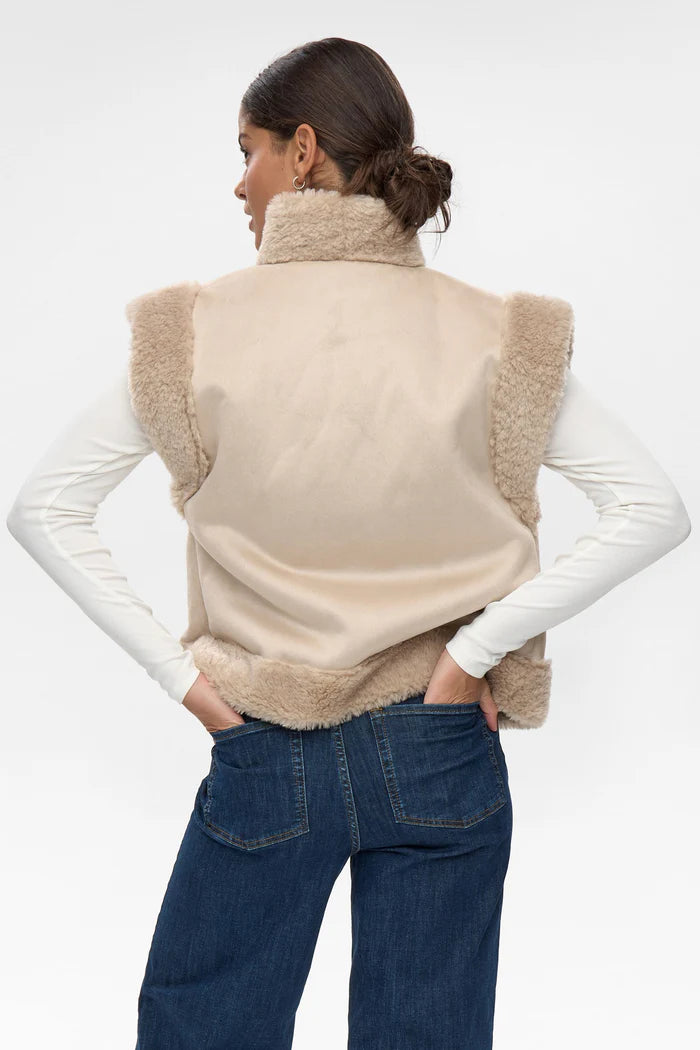 Chaleco efecto borrego beige — vista trasera