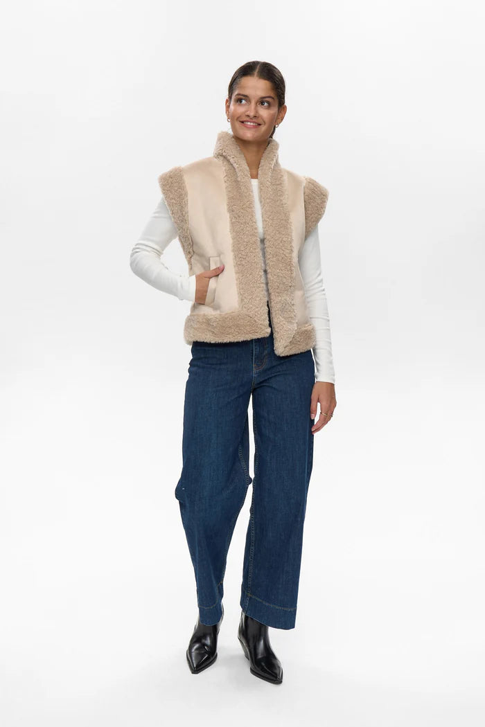 Chaleco Nümph beige — vista lateral