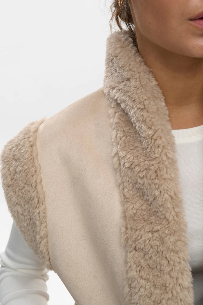 Chaleco efecto borrego beige — detalle del cuello